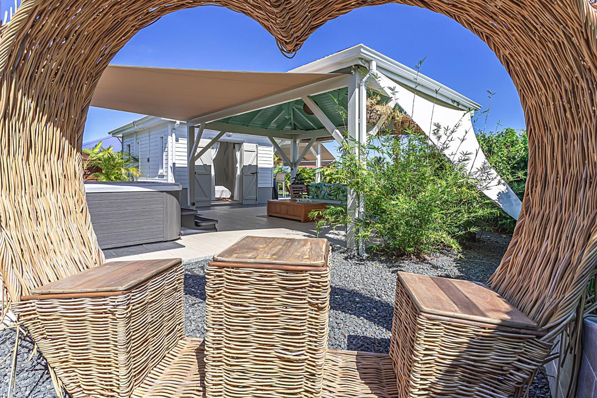 Magnifique Bungalow et Jacuzzi au cœur des plages Le Moule Extérieur photo