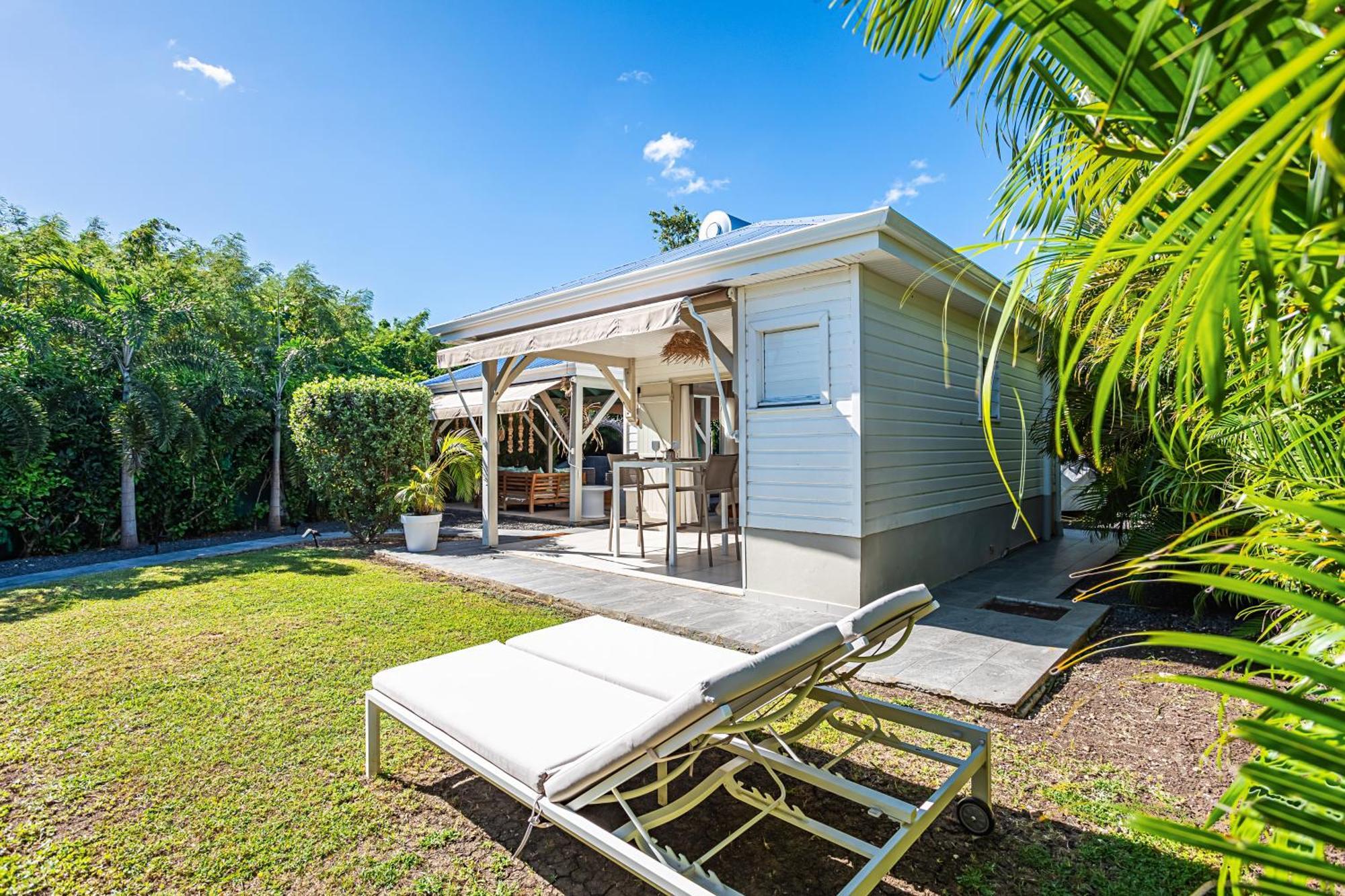Magnifique Bungalow et Jacuzzi au cœur des plages Le Moule Extérieur photo