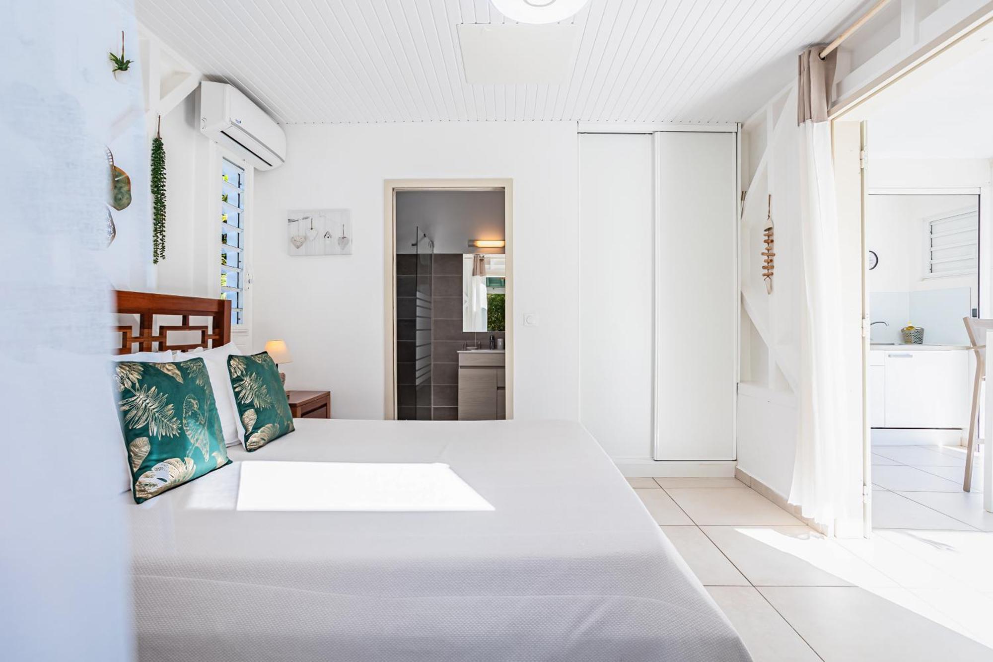 Magnifique Bungalow et Jacuzzi au cœur des plages Le Moule Extérieur photo